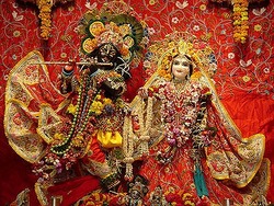 400px-Radha_Syamasundar_Vrindavan_Radhastami_2004[1].jpg